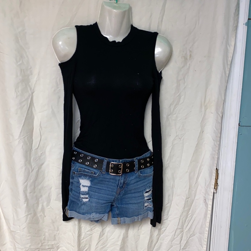 cute top with jean shorts & belt